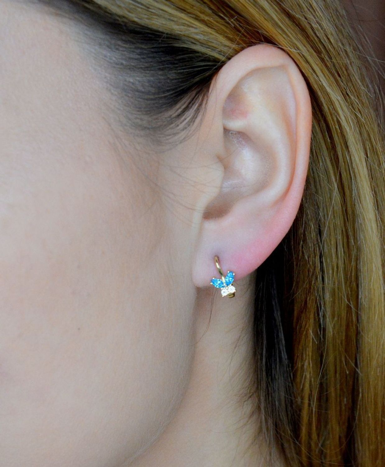 Złote kolczyki 375 motylki z niebieską cyrkonią KL 11374 375. Złote kolczyki wykonane z najwyższej jakości żółtego złota, próba 375, waga około 1,12 gram. Kolczyki w minimalistycznym stylu, wpisujące się w obecne trendy modowe. Ideal.jpg